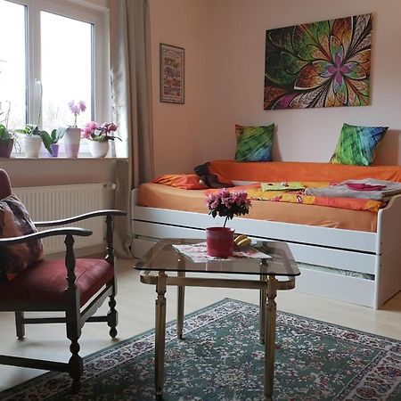 Weltoffenes Privates Gaestezimmer Bei Lgbtq Freundlichen Gastgeber Der Mit In Der Wohnung Lebt Berlin Eksteriør bilde