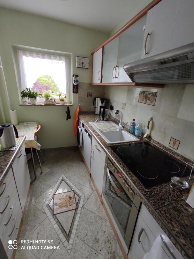 Weltoffenes Privates Gaestezimmer Bei Lgbtq Freundlichen Gastgeber Der Mit In Der Wohnung Lebt Berlin Eksteriør bilde