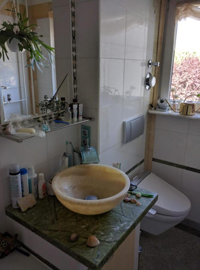 Weltoffenes Privates Gaestezimmer Bei Lgbtq Freundlichen Gastgeber Der Mit In Der Wohnung Lebt Berlin Eksteriør bilde