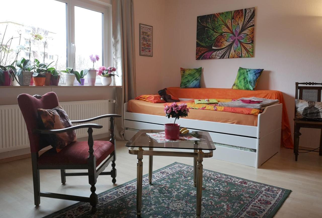 Weltoffenes Privates Gaestezimmer Bei Lgbtq Freundlichen Gastgeber Der Mit In Der Wohnung Lebt Berlin Eksteriør bilde