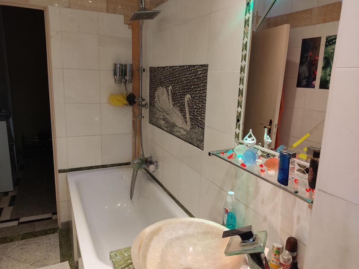 Weltoffenes Privates Gaestezimmer Bei Lgbtq Freundlichen Gastgeber Der Mit In Der Wohnung Lebt Berlin Eksteriør bilde