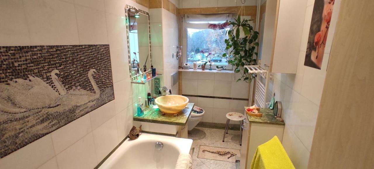 Weltoffenes Privates Gaestezimmer Bei Lgbtq Freundlichen Gastgeber Der Mit In Der Wohnung Lebt Berlin Eksteriør bilde