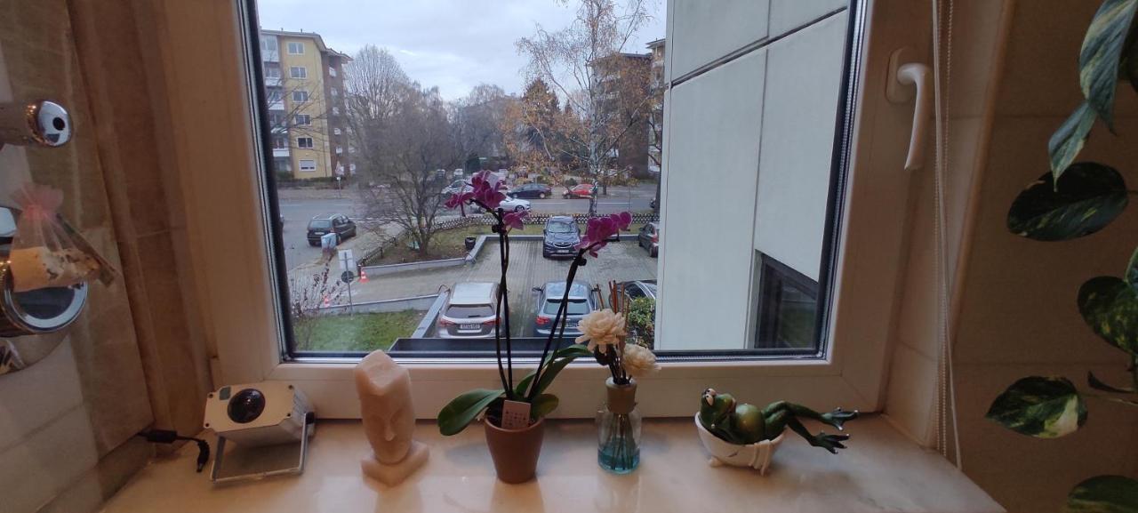 Weltoffenes Privates Gaestezimmer Bei Lgbtq Freundlichen Gastgeber Der Mit In Der Wohnung Lebt Berlin Eksteriør bilde